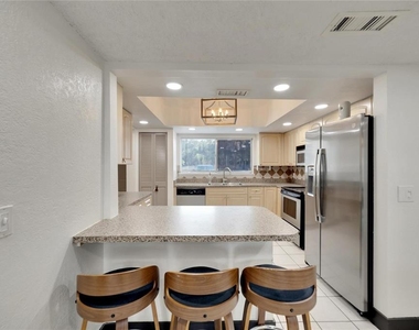 6301 Newtown Circle - Photo Thumbnail 10