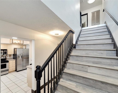 6301 Newtown Circle - Photo Thumbnail 4