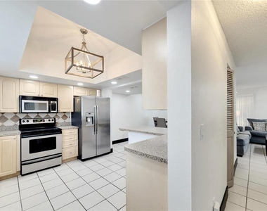 6301 Newtown Circle - Photo Thumbnail 5