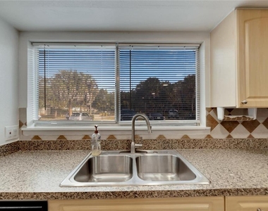 6301 Newtown Circle - Photo Thumbnail 11