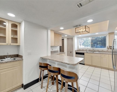 6301 Newtown Circle - Photo Thumbnail 9