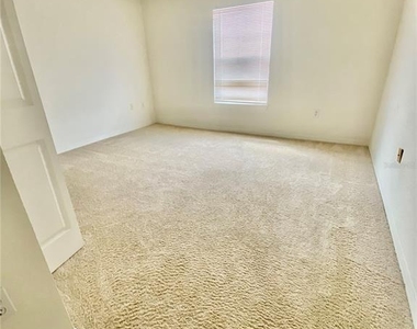 5479 Vineland Road - Photo Thumbnail 2