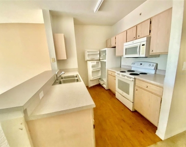 5479 Vineland Road - Photo Thumbnail 6