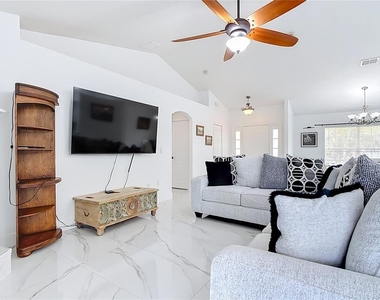 4934 Lazy Oaks Way - Photo Thumbnail 9