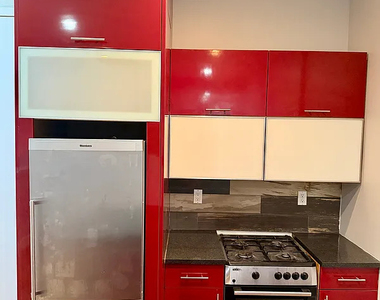 1020 Park Place - Photo Thumbnail 2