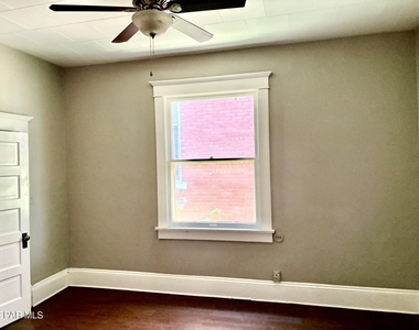 1219 N Laurel Street - Photo Thumbnail 4