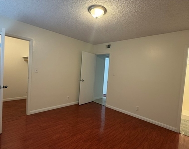 6206 W University Avenue - Photo Thumbnail 15