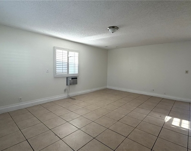 6206 W University Avenue - Photo Thumbnail 2