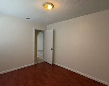6206 W University Avenue - Photo Thumbnail 27