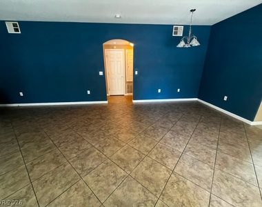 3925 Lazy Pine Street - Photo Thumbnail 5