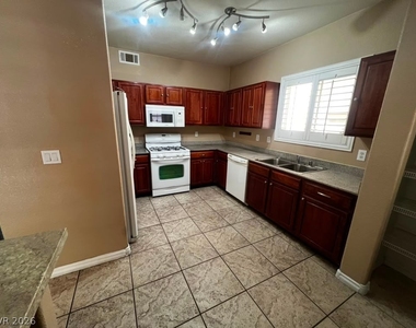 3925 Lazy Pine Street - Photo Thumbnail 9