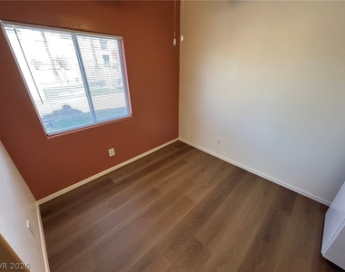2110 Los Feliz Street - Photo Thumbnail 7