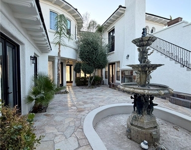 128 S Royal Ascot Drive - Photo Thumbnail 2