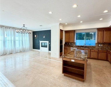 128 S Royal Ascot Drive - Photo Thumbnail 9