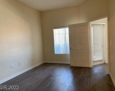 9303 Gilcrease Avenue - Photo Thumbnail 5