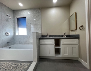 6161 W Oakey Boulevard - Photo Thumbnail 4