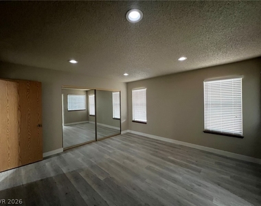 6161 W Oakey Boulevard - Photo Thumbnail 5