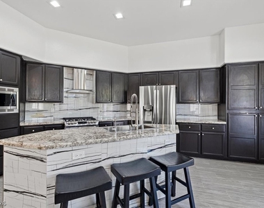 824 Cambridge Cross Place - Photo Thumbnail 15