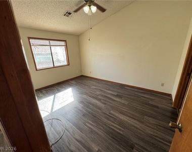 328 Caracas Drive - Photo Thumbnail 7