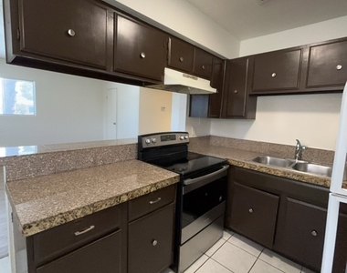 1521 Cobb Lane - Photo Thumbnail 4