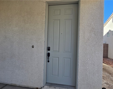 3902 W El Campo Grande Avenue - Photo Thumbnail 2
