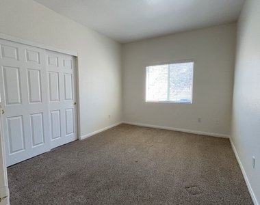 4915 E Russell Road - Photo Thumbnail 12