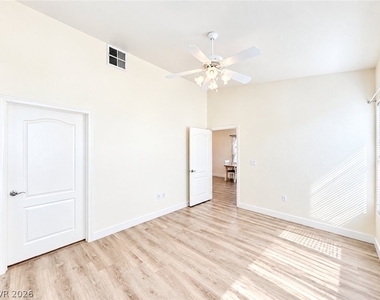 2305 W Horizon Ridge Parkway - Photo Thumbnail 10