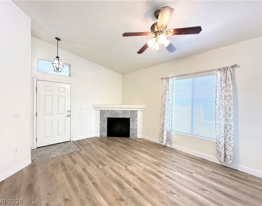 2305 W Horizon Ridge Parkway - Photo Thumbnail 3