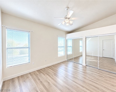 2305 W Horizon Ridge Parkway - Photo Thumbnail 9