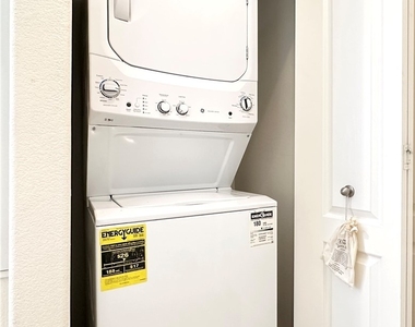 2305 W Horizon Ridge Parkway - Photo Thumbnail 15