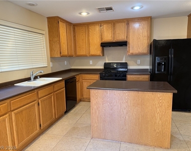 651 Shadwell Street - Photo Thumbnail 9