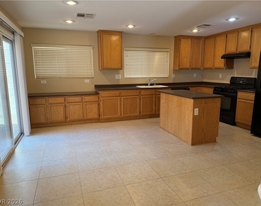 651 Shadwell Street - Photo Thumbnail 7