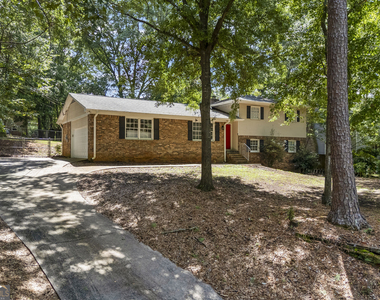 527 University Circle - Photo Thumbnail 1