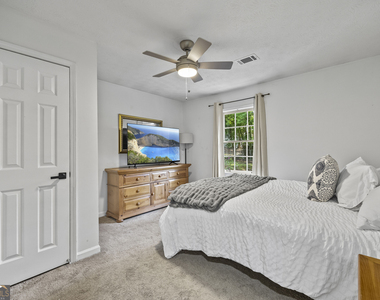 527 University Circle - Photo Thumbnail 11