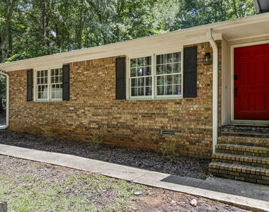527 University Circle - Photo Thumbnail 2