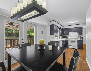 527 University Circle - Photo Thumbnail 8