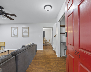 527 University Circle - Photo Thumbnail 3