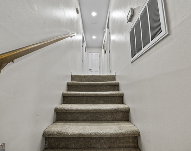 527 University Circle - Photo Thumbnail 9