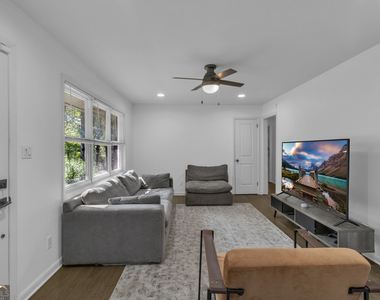 610 Oriole Drive Se - Photo Thumbnail 5