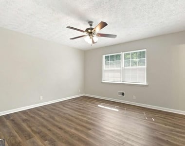 2741 Oxford Drive - Photo Thumbnail 7