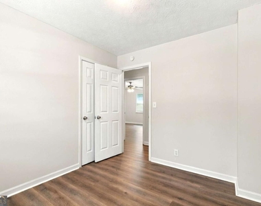 2741 Oxford Drive - Photo Thumbnail 8
