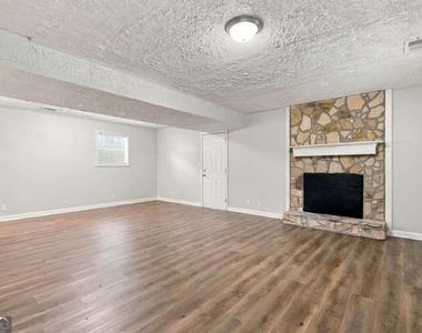 2741 Oxford Drive - Photo Thumbnail 5
