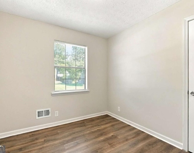 2741 Oxford Drive - Photo Thumbnail 9
