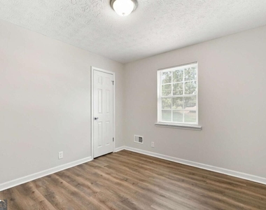 2741 Oxford Drive - Photo Thumbnail 6
