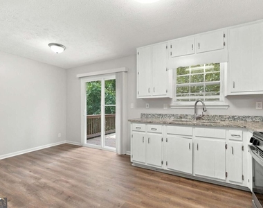 2741 Oxford Drive - Photo Thumbnail 3