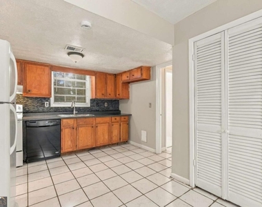 1166 Shoreham Drive - Photo Thumbnail 2