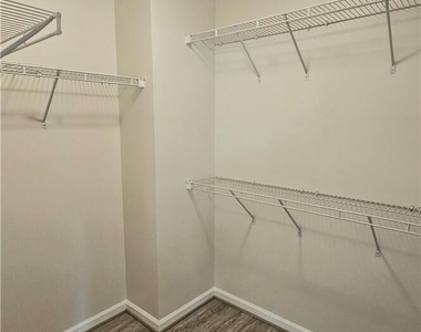3060 Kentmere Drive - Photo Thumbnail 18