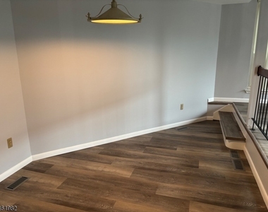23 Bloomingdale Dr - Photo Thumbnail 7