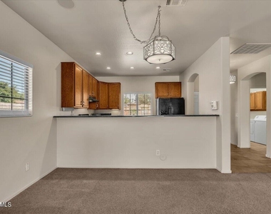 902 E Madeline Drive - Photo Thumbnail 11