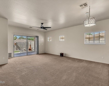 902 E Madeline Drive - Photo Thumbnail 7